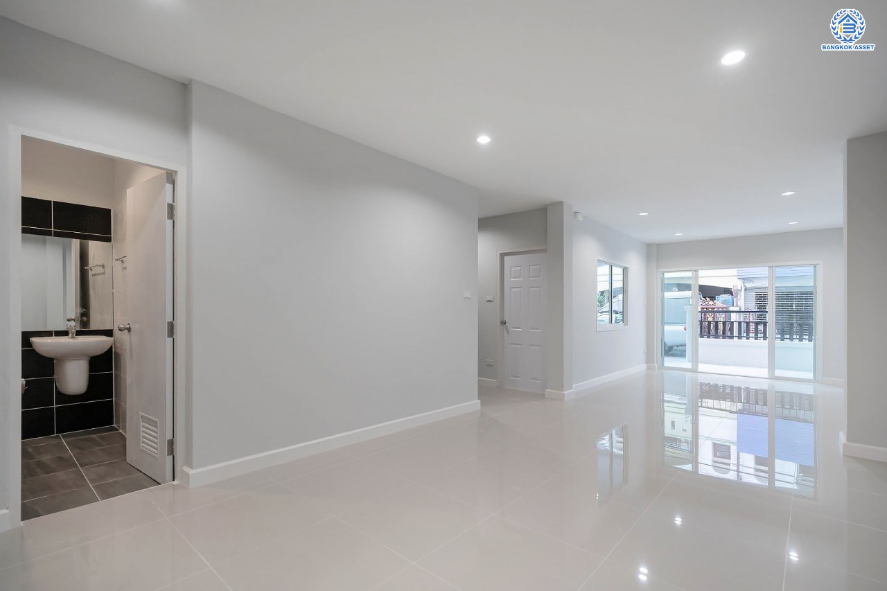 บ้านมือสองตกแต่งใหม่ โครงการ ซอยวัดกำแพง14/2 พิบูลย์สงคราม ทาวน์โฮม 3 ชั้นพร้อมอยู่ เนื้อที่ 19.9 ตร.ว. ฟังก์ชัน 4 ห้องนอน 3 ห้องน้ำ จอดรถได้ 1 คัน บนสุดยอดทำเล! เชื่อมถนนพิบูลย์สงคราม, วงศ์สว่าง, นครอินทร์ และติวานนท์ ใกล้จุดขึ้นทางด่วนศรีรัช-วงแหวนรอบนอก และรถไฟฟ้า "สถานีแยกติวานนท์"